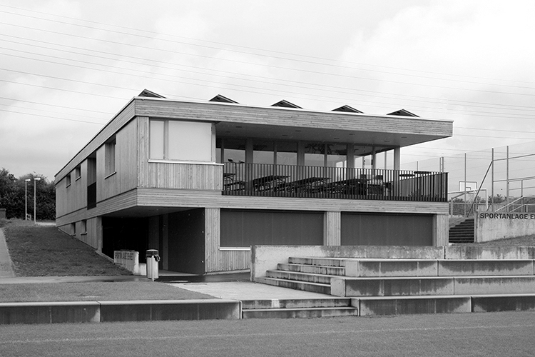 pfarch_Ehret_Aussenansicht_Sportplatz_gesamt